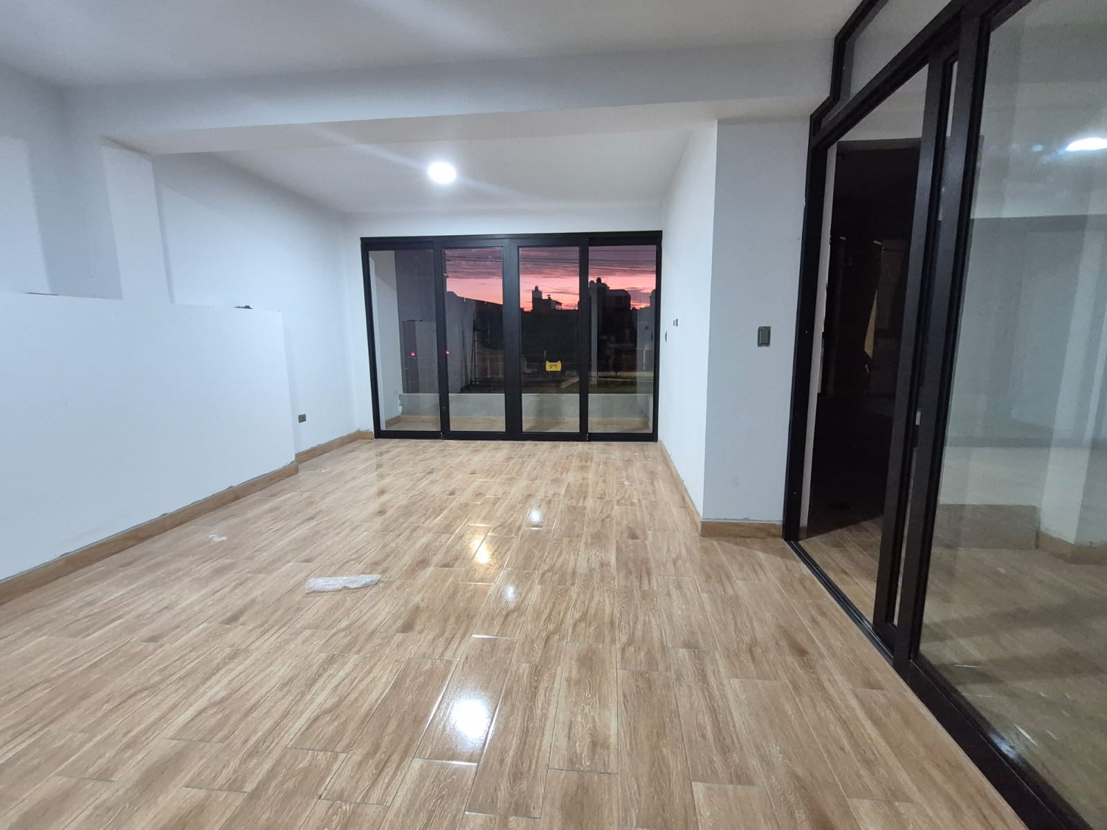 AMPLIA CASA DE ESTRENO EN CHICLAYO - URB LOS SAUCES